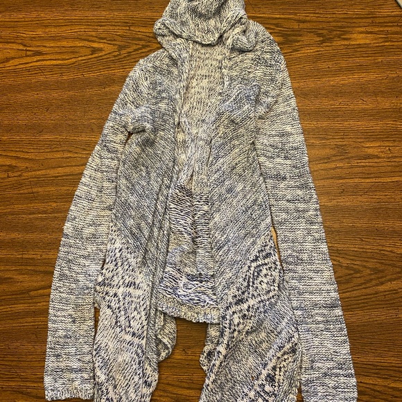 đź’™Full tilt sweaterđź’™ - Picture 1 of 3